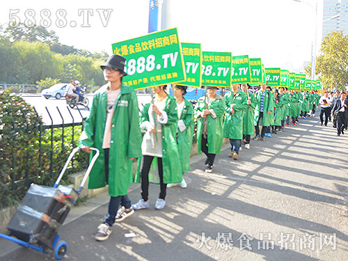 �������ɫ��������Ӳ���ĺ�ɫñ�ӣ��Ǿƻ���������